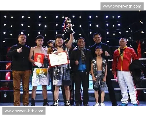 拳击台上的风云变幻：裘晓君与瑟米诺的对决，一场实力与意志的史诗